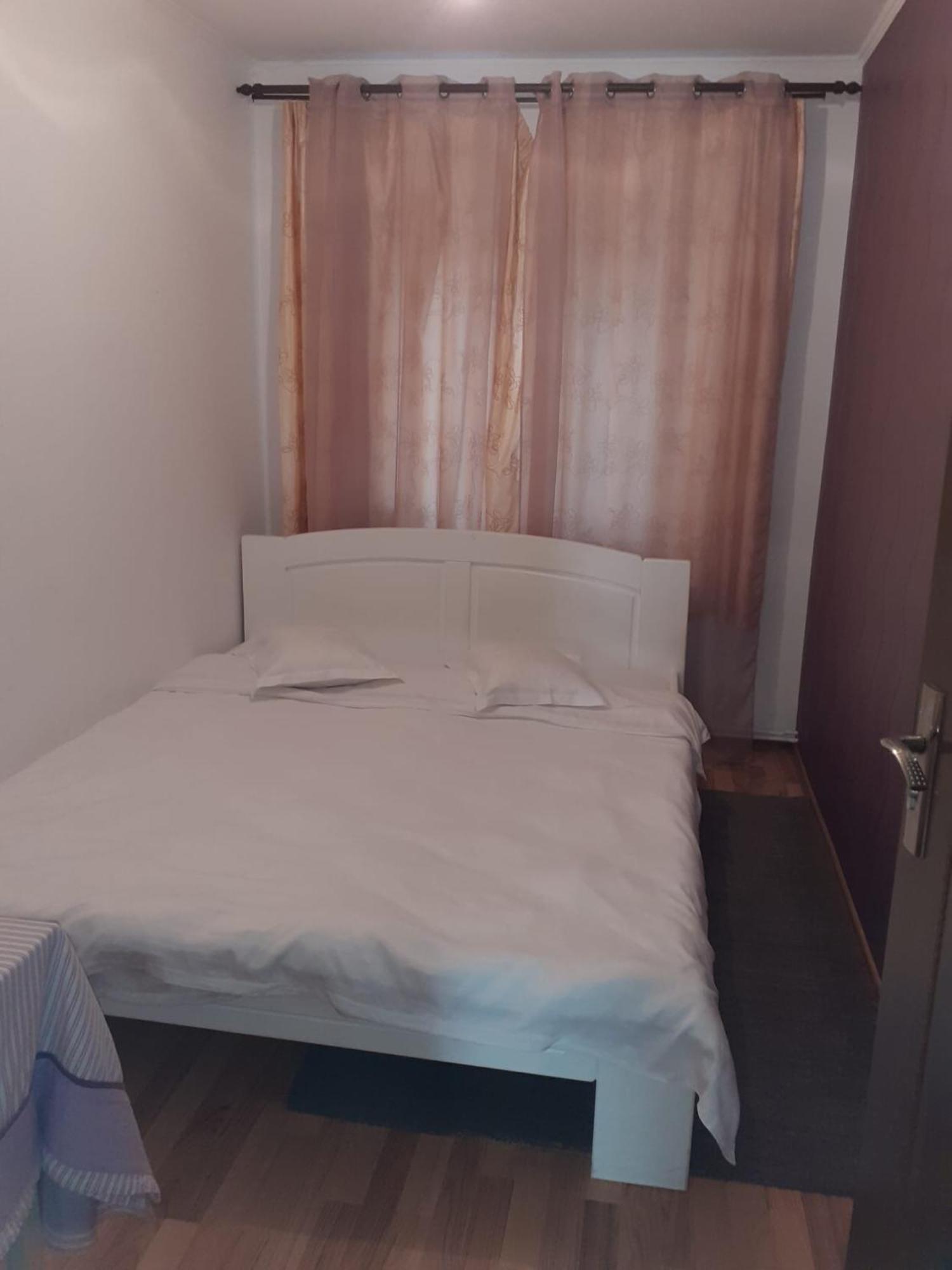 Apartament Cu 3 Camere La Poala Muntilor Fagaras Victoria  Exterior photo